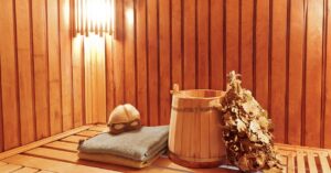 Sauna ve zahradním domečku – wellness doma v zahradě.